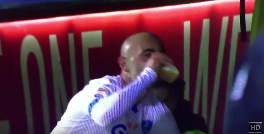 Maccarone segna e va a bere una birra a bordo campo (Video)