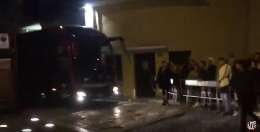 Roma contestata: uova contro il pullman (Video)