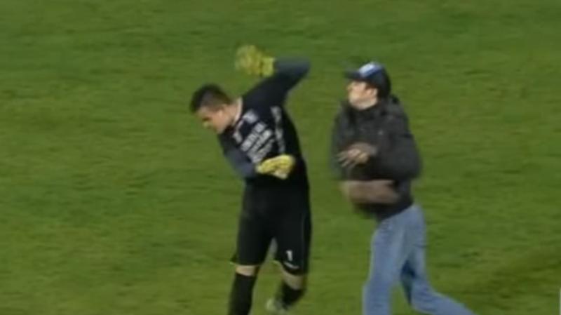 Romania: ultrà entra in campo e schiaffeggia il portiere (Video)