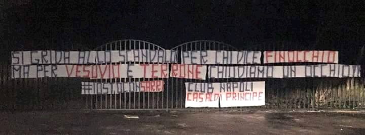 Napoli: striscione pro Sarri a Castel Volturno