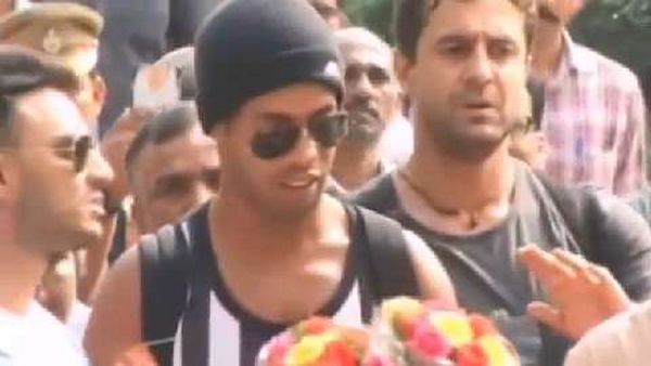 Ronaldinho: semaforo cade e sfiora la sua auto (Video)