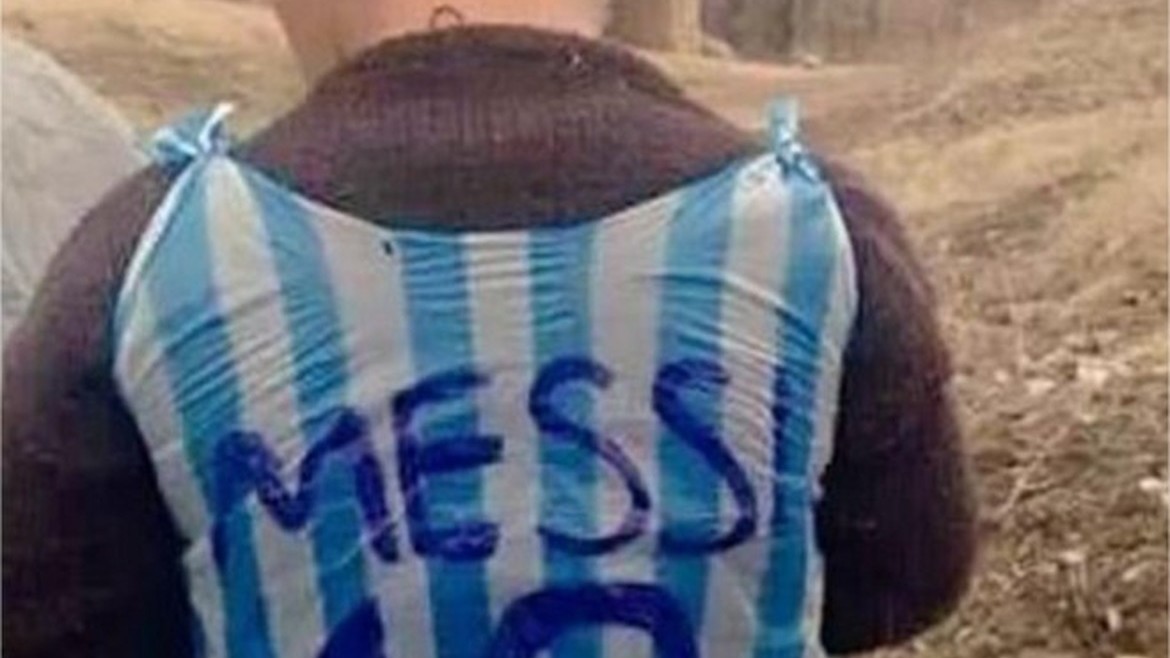 Il bimbo con la maglia di Messi di plastica