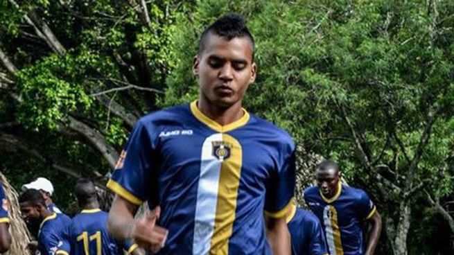 Colombia: calciatore rischia paralisi, volevano rubargli il cellulare