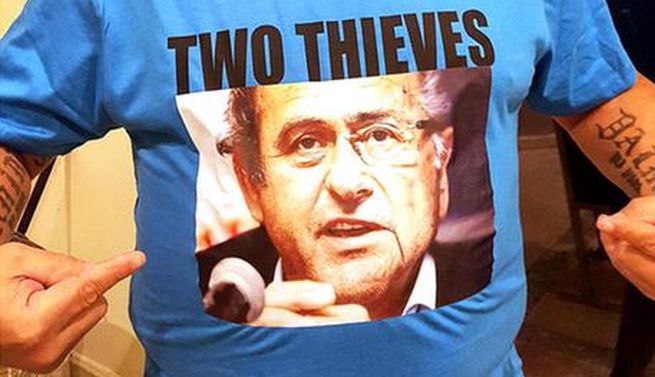 Maradona, t-shirt contro Platini e Blatter: &#8220;Due ladri&#8221;
