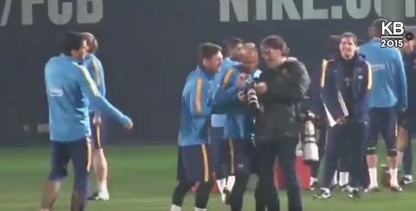 Barcellona: tunnel di Messi a Suarez in allenamento (Video)