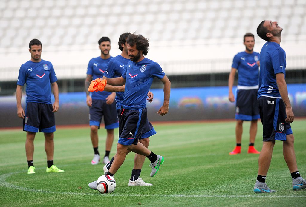 Pirlo: palombella e gol in allenamento (Video)