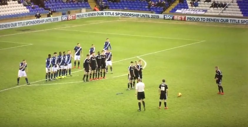 Brentford: la strana punizione con tre barriere (Video)