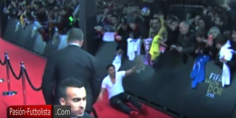 Pallone d’Oro 2015: arriva Ronaldo, il fan si butta oltre le transenne (Video)