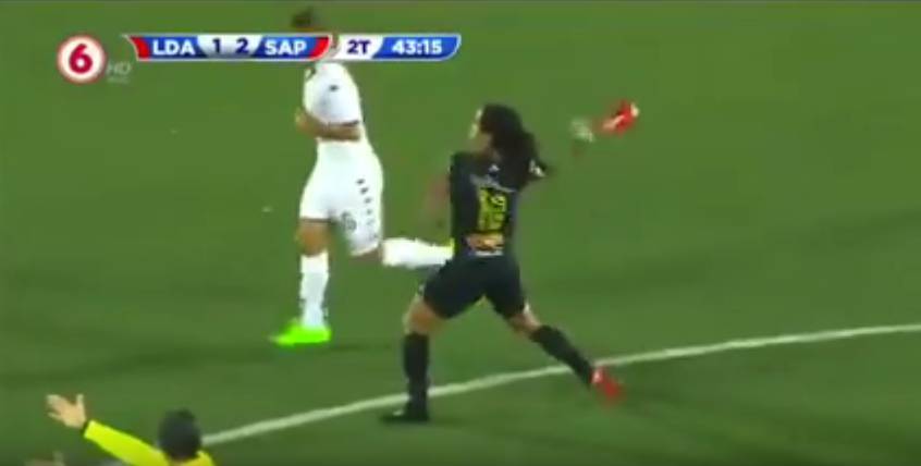 Costa Rica: subisce fallo, reagisce lanciando una scarpa (Video)