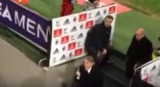 Mancini: dito medio ai tifosi del Milan dopo l&#8217;espulsione (Foto-Video)