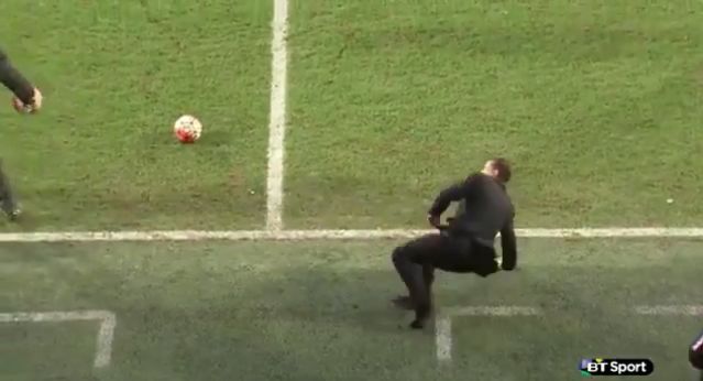 Scoppia il pallone, allenatore KO&#8230; per finta (Video)