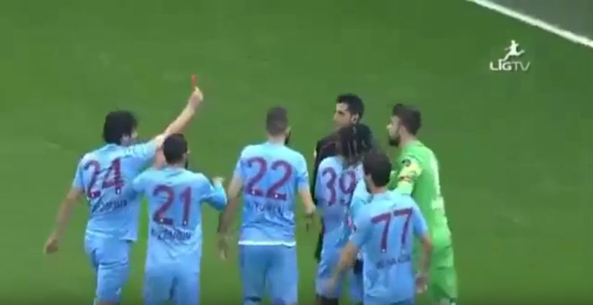 Galatasaray-Trabzonspor: calciatore espelle l&#8217;arbitro (Video)