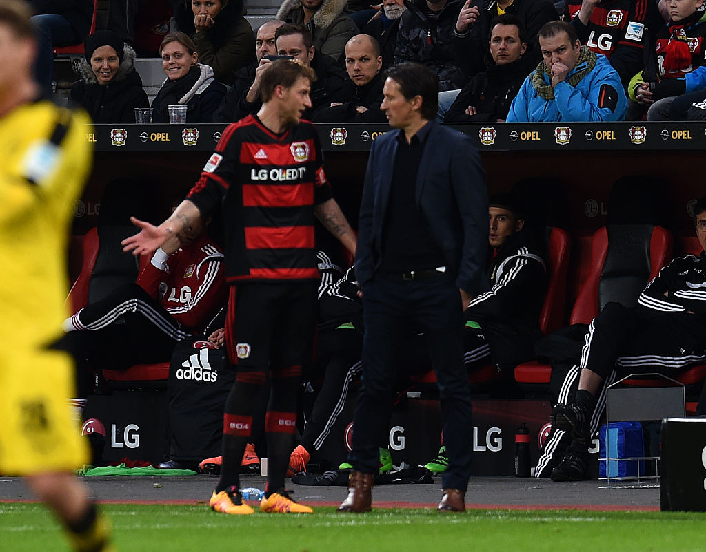Germania: tecnico del Leverkusen non lascia il campo, partita sospesa (Video)