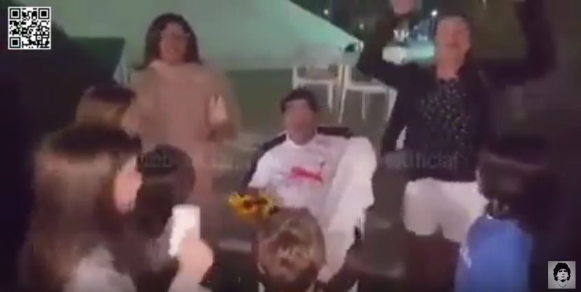 Maradona canta inno del Napoli con la famiglia Reina (Video)