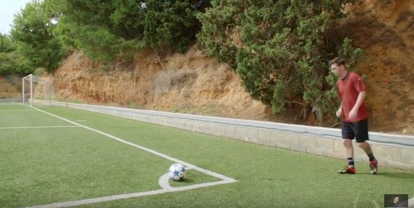 Messi: traversa da angolo al primo colpo (Video)