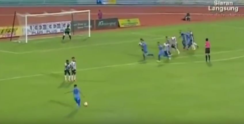 Malesia: punizione ad effetto &#8220;anomalo&#8221; e gol (Video)