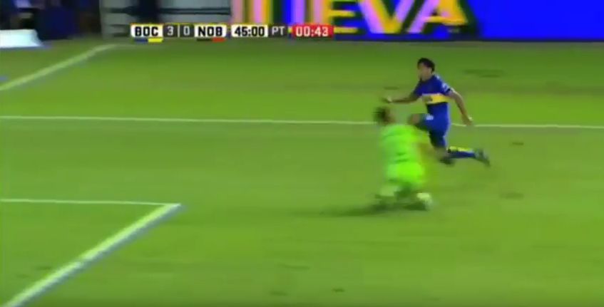 Tevez si scontra col portiere e gli frattura la mandibola (Video)