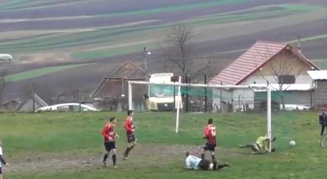 Romania, il video di un clamoroso errore arbitrale