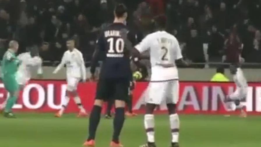 Ibrahimovic contro Yanga Mbiwa: balletto e spintone (Video)