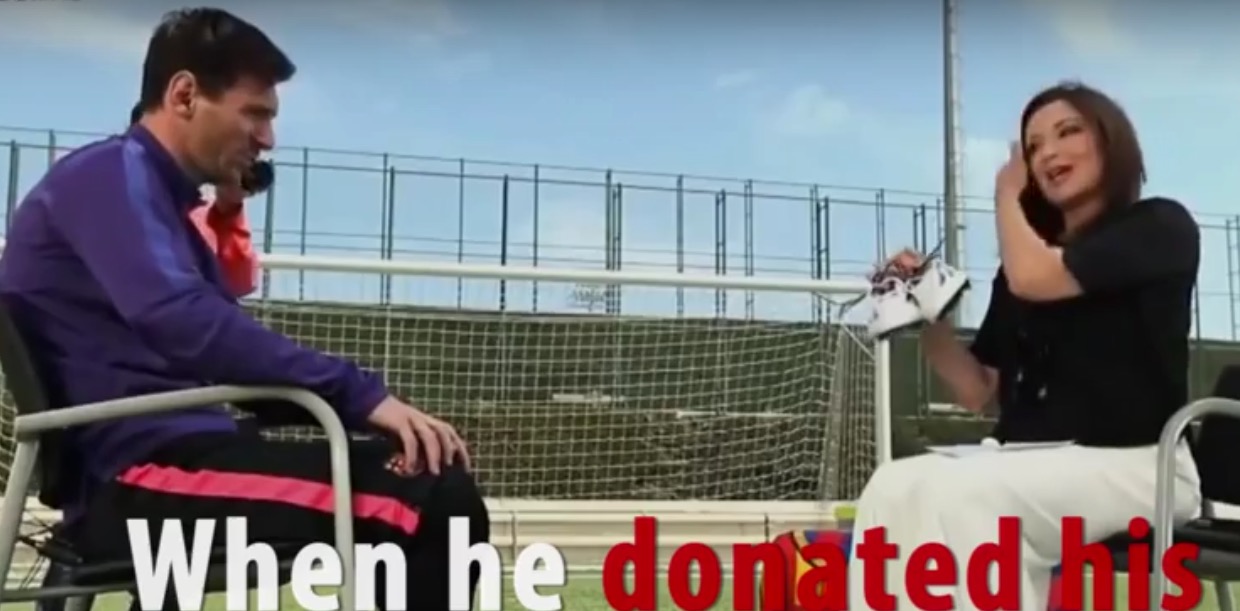 Messi dona un paio di scarpe e il pubblico egiziano si offende (video)