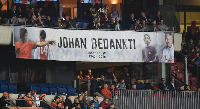 Il minuto in ricordo di Johann Cryuff in Olanda-Francia | Video