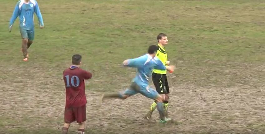 Arezzo: giocatore espulso rifila un calcione all&#8217;arbitro (Video)