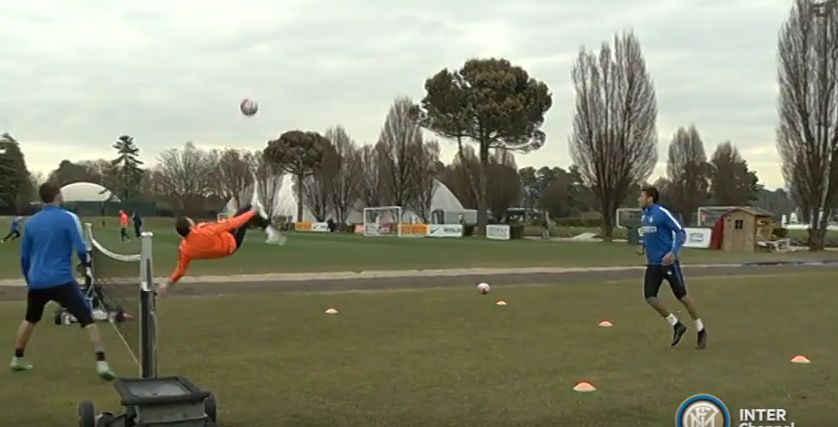 Inter: Carrizo e le rovesciate show in allenamento (Video)