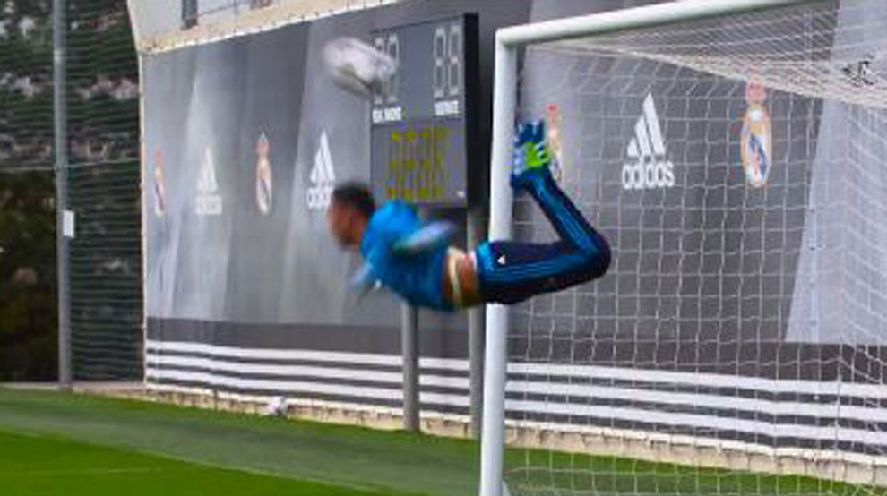 Keylor Navas scorpione