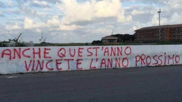 Napoli, scritta degli juventini fuori Castel Volturno