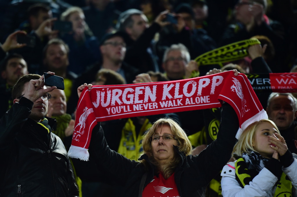 I tifosi di Borussia e Liverpool cantano insieme “You’ll never walk alone” (video)