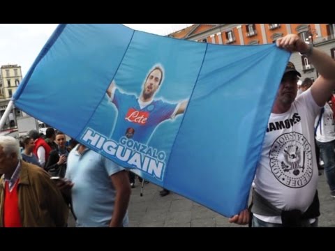 Napoli &#8211; Flash mob dei tifosi per Higuain (08.04.16)