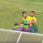 Brasile: calciatore sostituito tenta di aggredire allenatore (Video)