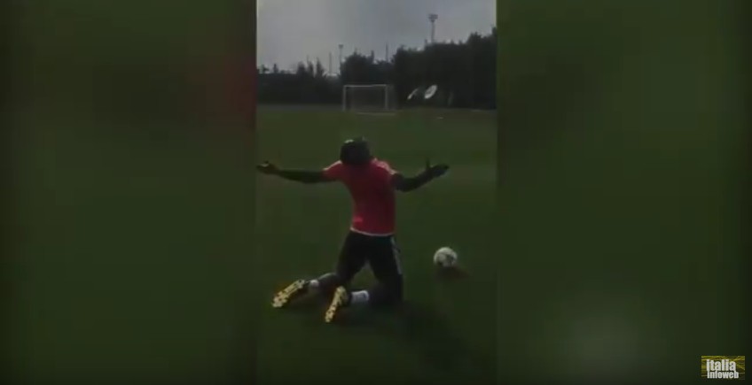 Pogba sfidato da una ragazza (Video)