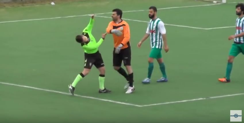 Arbitro preso a schiaffi dopo un&#8217;espulsione (Video)