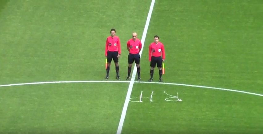 Arbitro usa lo spray per commemorare il collega (Video)