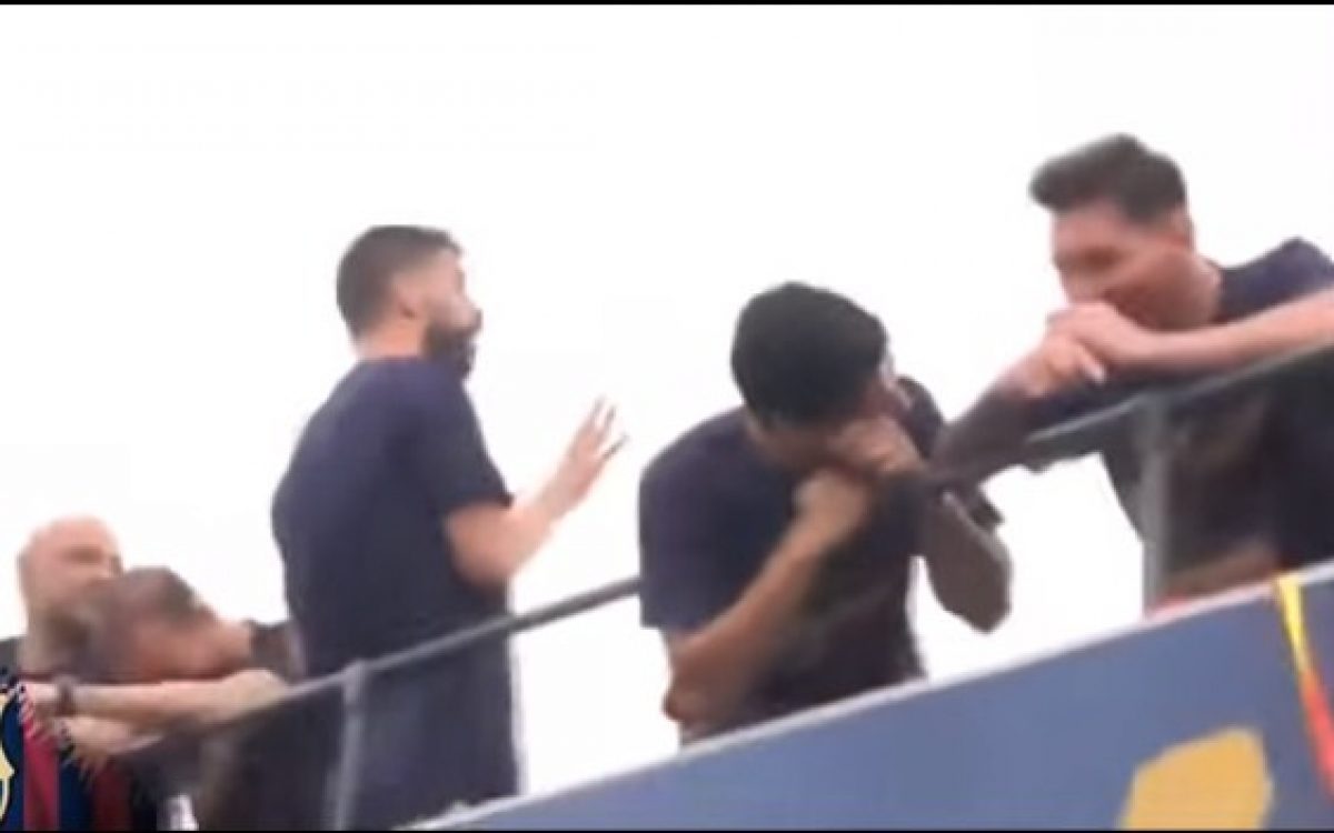 Barcellona: Piqué imita Ronaldo, Messi e Suarez se la ridono (Video)