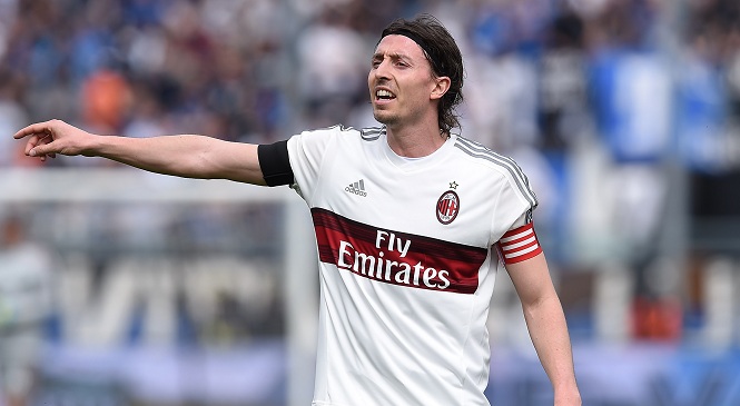 Calciomercato Milan: Montolivo rinnova a 3 milioni, tifosi inferociti