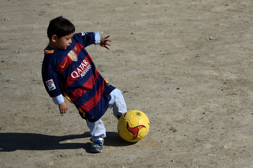 Il piccolo fan di Messi costretto a fuggire dall’Afghanistan. Il padre: “ci minacciavano”