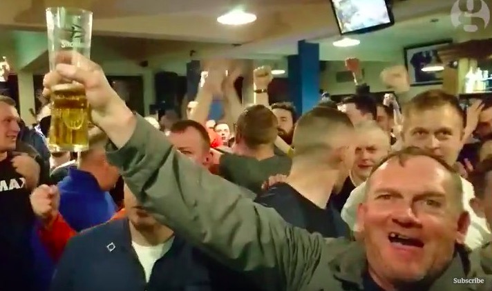 Leicester campione: la reazione in un pub al fischio finale di Chelsea-Tottenham (video)