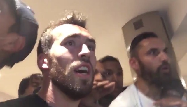 Leicester: la festa dei giocatori, tutti a casa di Vardy davanti alla tv (video)