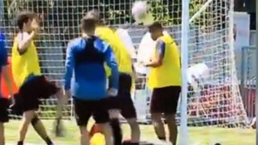 Totti: cucchiaio su punizione in allenamento (Video)