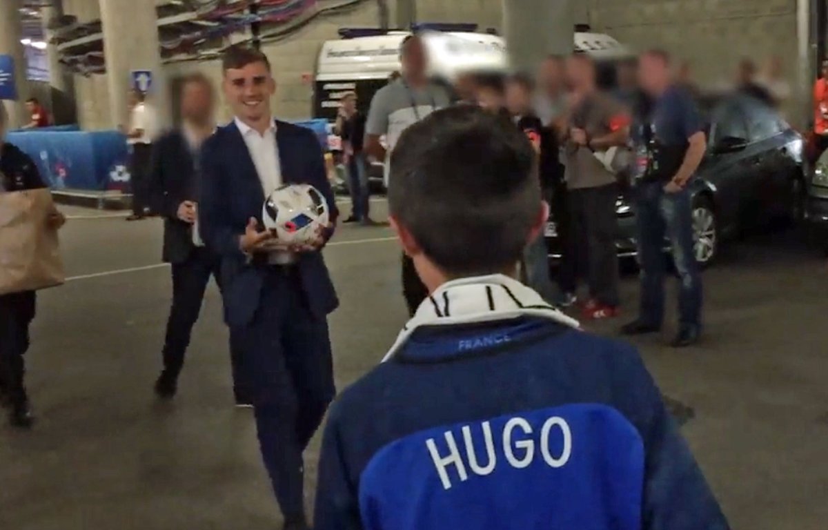 Euro 2016: Griezmann regala pallone a figlio di un poliziotto ucciso (Video)