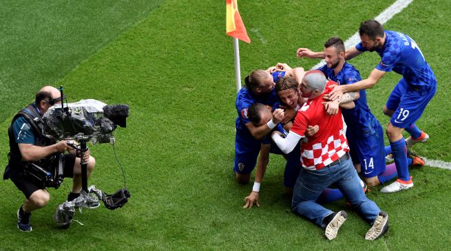 Euro 2016, invasione di campo al gol di Modric in Turchia-Croazia – foto