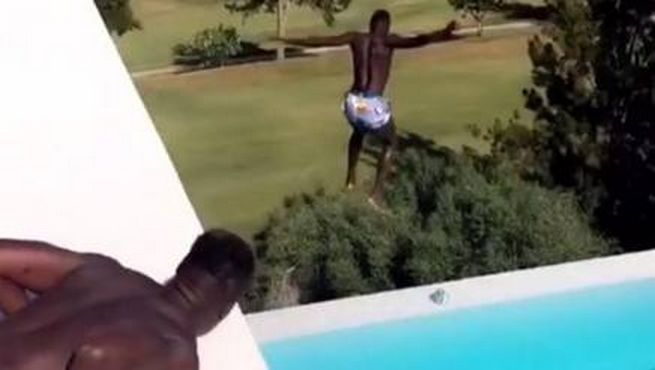 Milan: Niang si tuffa in piscina dal tetto (Video)