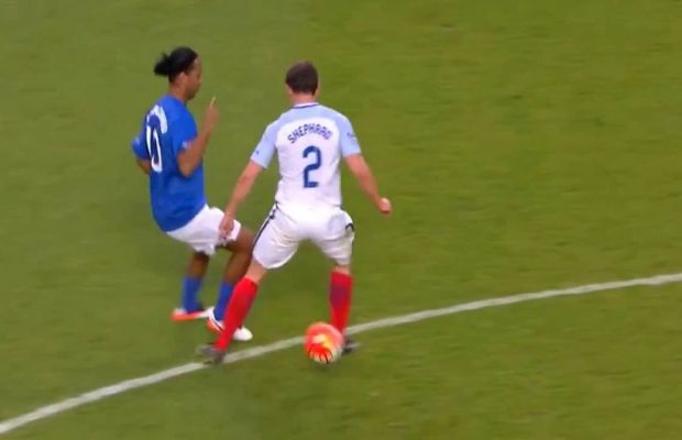 Ronaldinho: doppio tunnel e no-look (Video)