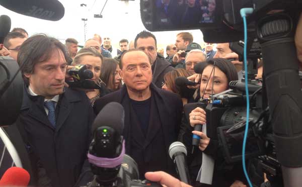 Berlusconi: &#8220;Milan ai cinesi? No, mangiavano i bambini&#8221; (Video)