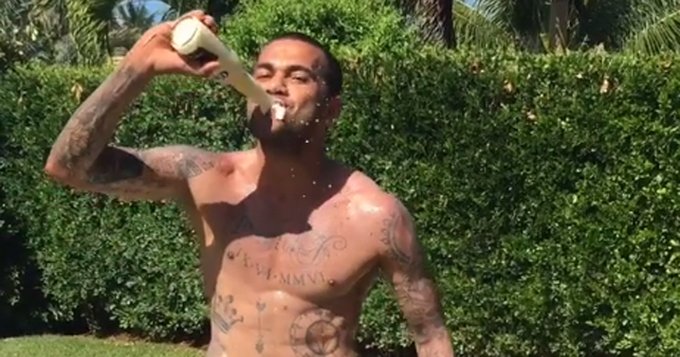 Dani Alves: ecco come si apre una birra (Video)