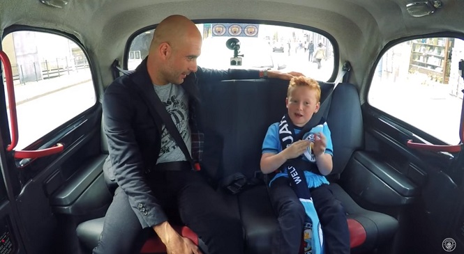 VIDEO – Guardiola su un taxi con un giovane tifoso del Manchester City