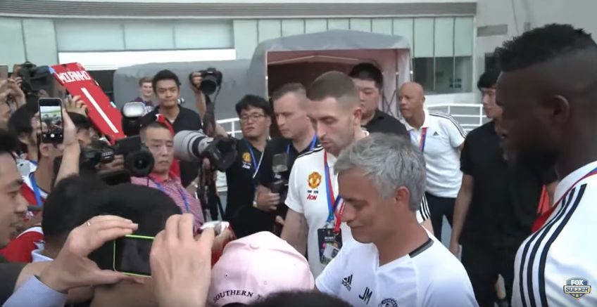 Mourinho rifiuta di autografare maglia del Chelsea (Video)