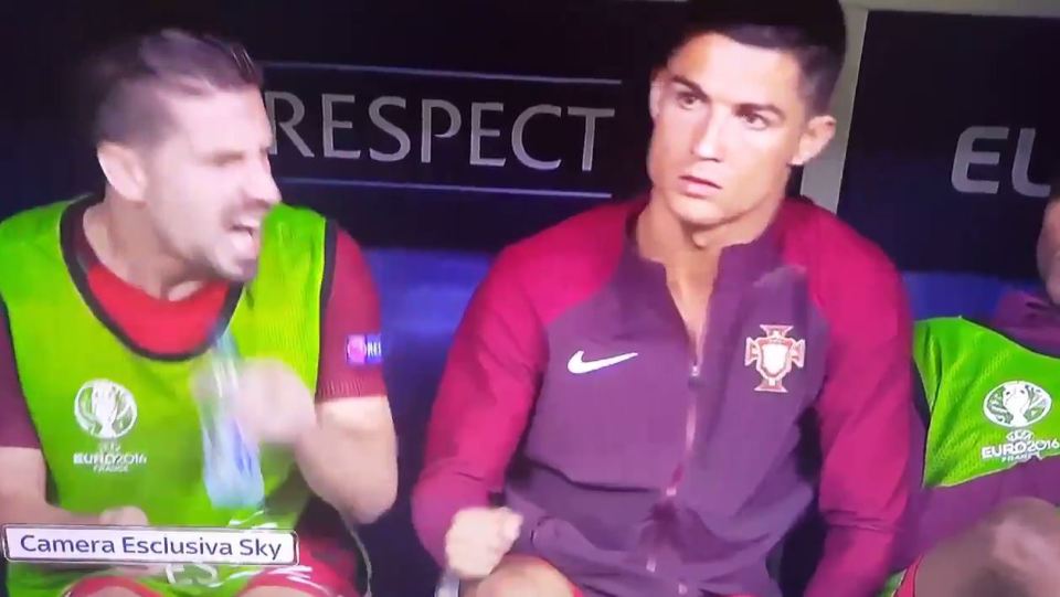 Ronaldo colpisce Adrien Silva in panchina (Video)